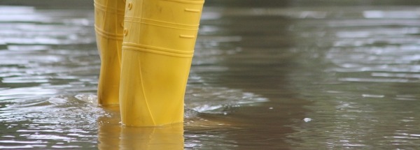 Met regenlaarzen in overstroming staan