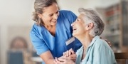 Verpleegster zorgt voor oudere dame