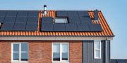 Zonnepanelen op twee huizen