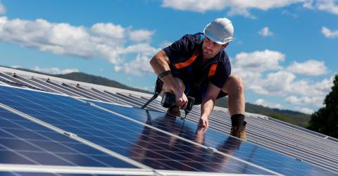 Montuer is. zonnepanelen aan het monteren op een dak