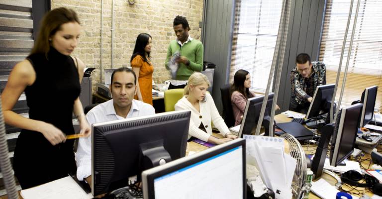 Kantoorpersoneel in lokaal achter computer