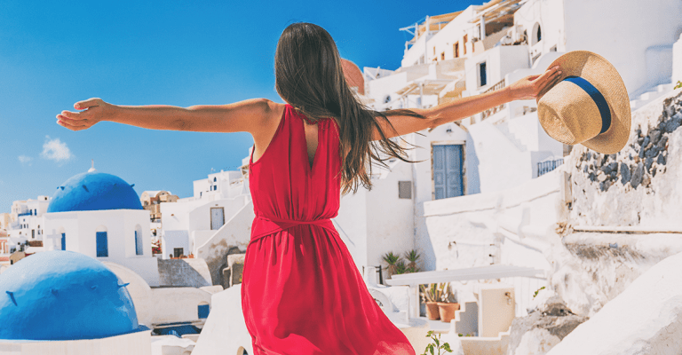 Een vrouw voelt zich vrij en danst met open armen op een vakantie in Europa