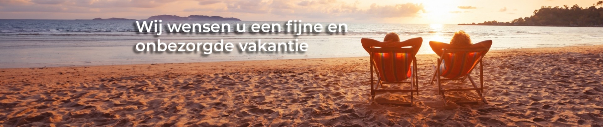 2 mensen in strandstoelen kijkend naar de zonsondergang op een strand