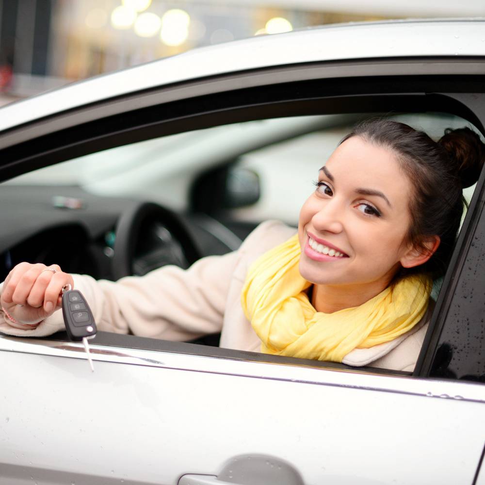 vrouw, auto, autosleutels, schade particulier, autoverzekering, verkeer