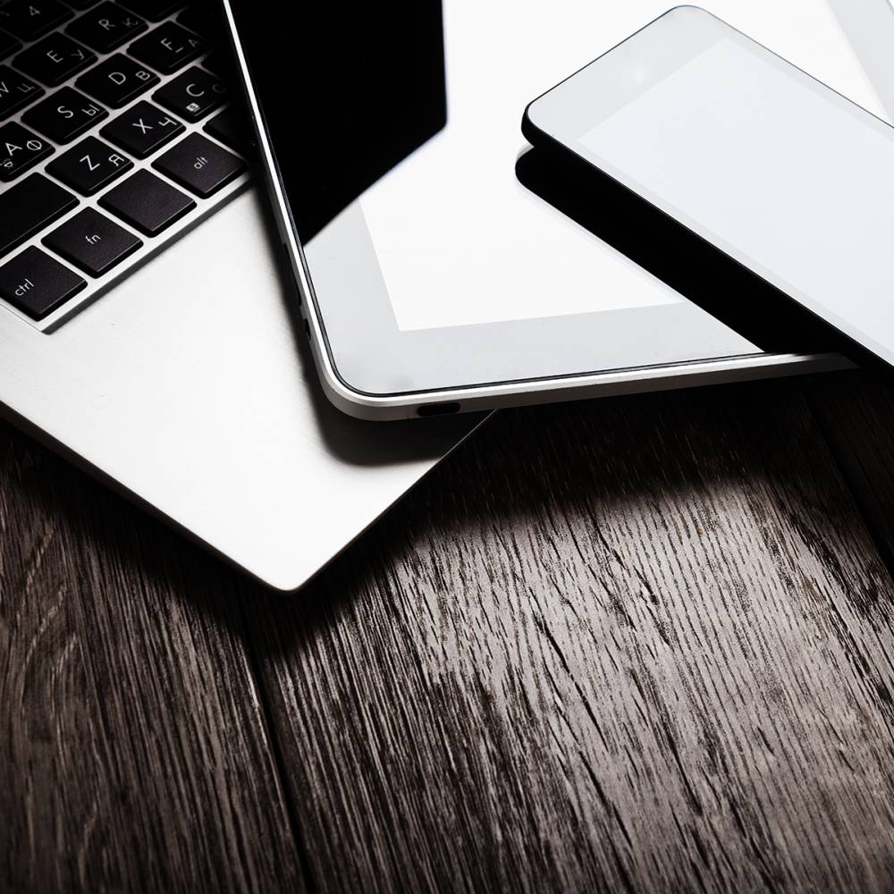 schade particulier, wonen, toetsenbord, tablet, pc, houten bureau