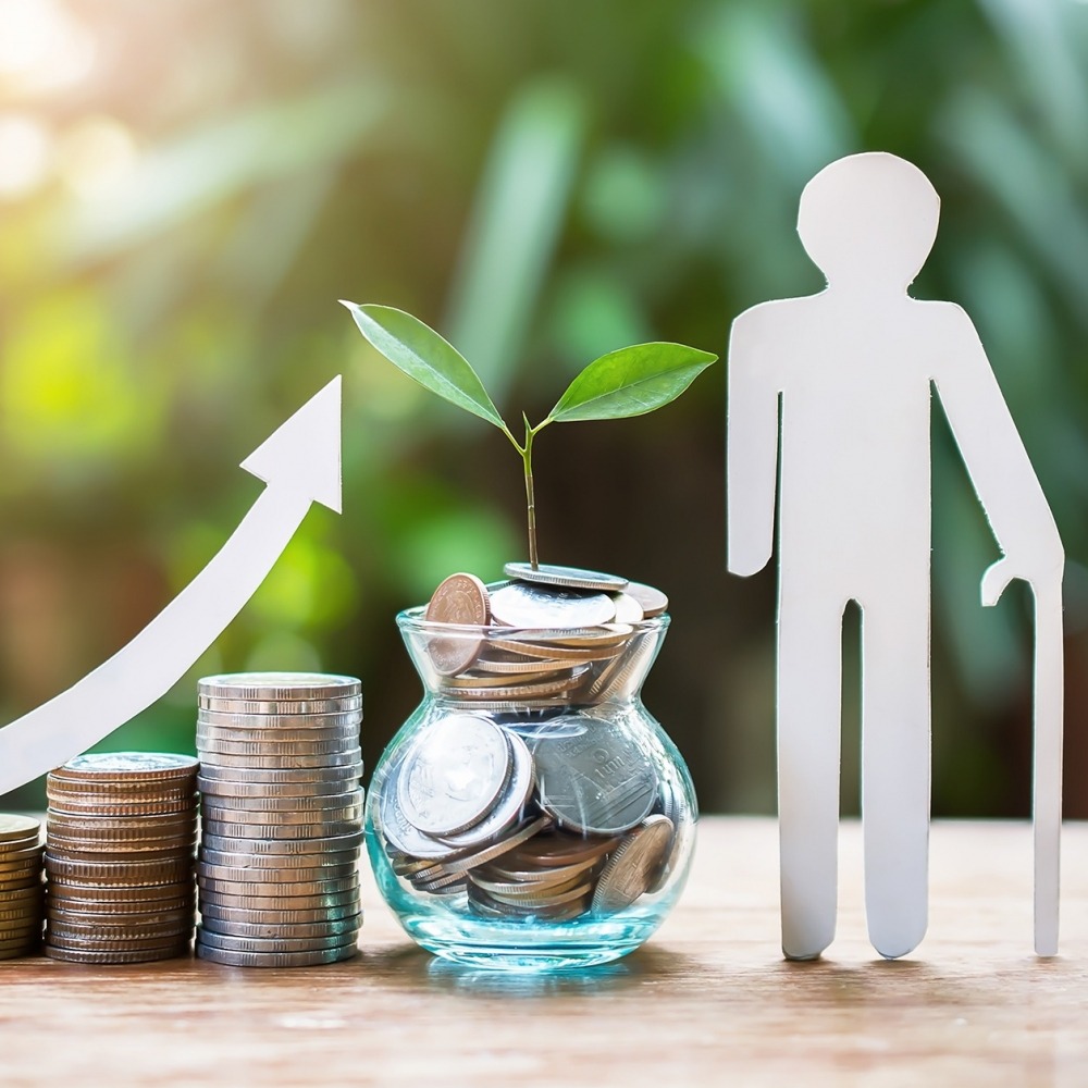 Stijgende stapel munten en een potje gevuld met geld en een plantje voor het pensioen
