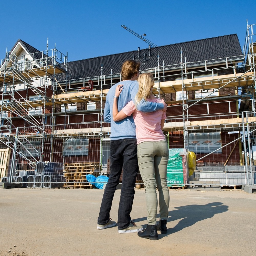 Jong stel voor nieuwbouw